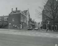 862721 Gezicht in de Waterstraat in Wijk C te Utrecht, vanaf de St. Jacobsstraat, met links het voormalige schoolgebouw ...